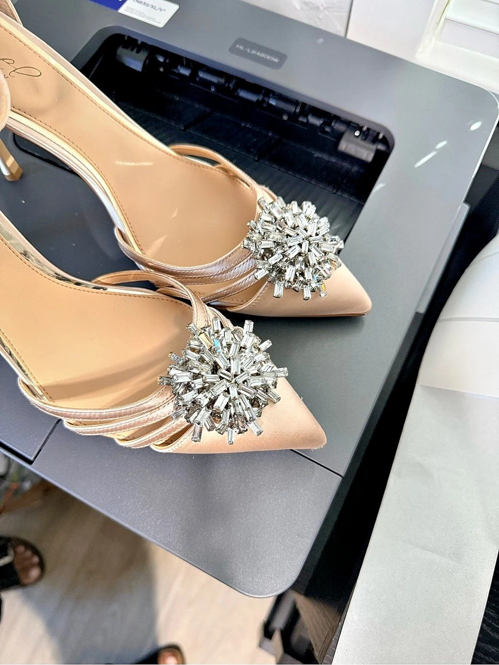 Badgley Mischka Jeweled Pointed-Toe Heels in Pink US 9 Like New - Picture 6 of 11